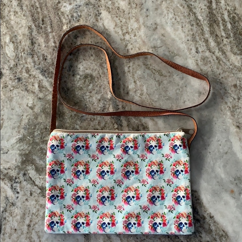 Cross body single compartment purse